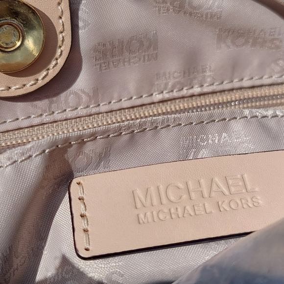 Authentic Michael kors handbag - Picture 7 of 9